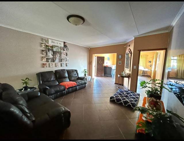 4 BEDROOM HOUSE FOR SALE IN THE REEDS